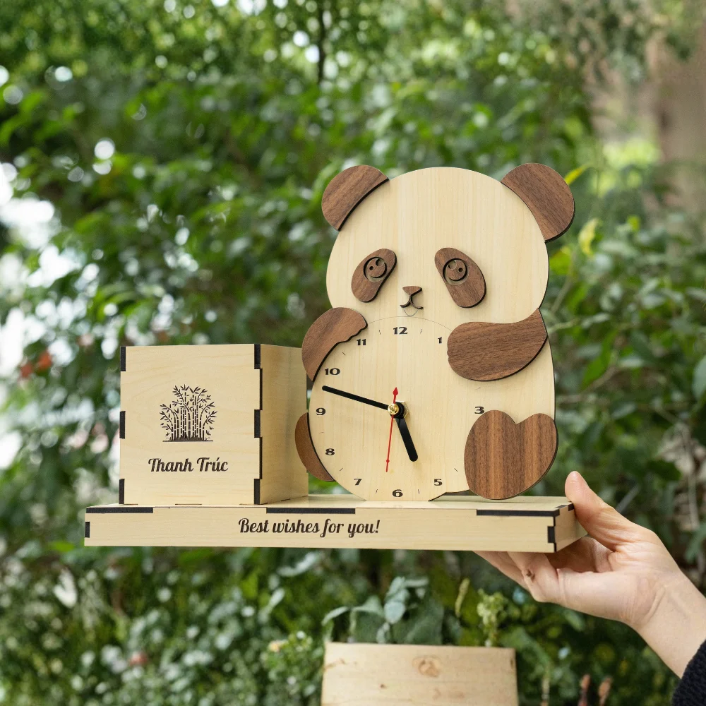Đồng hồ gấu trúc kèm ống bút khắc tên